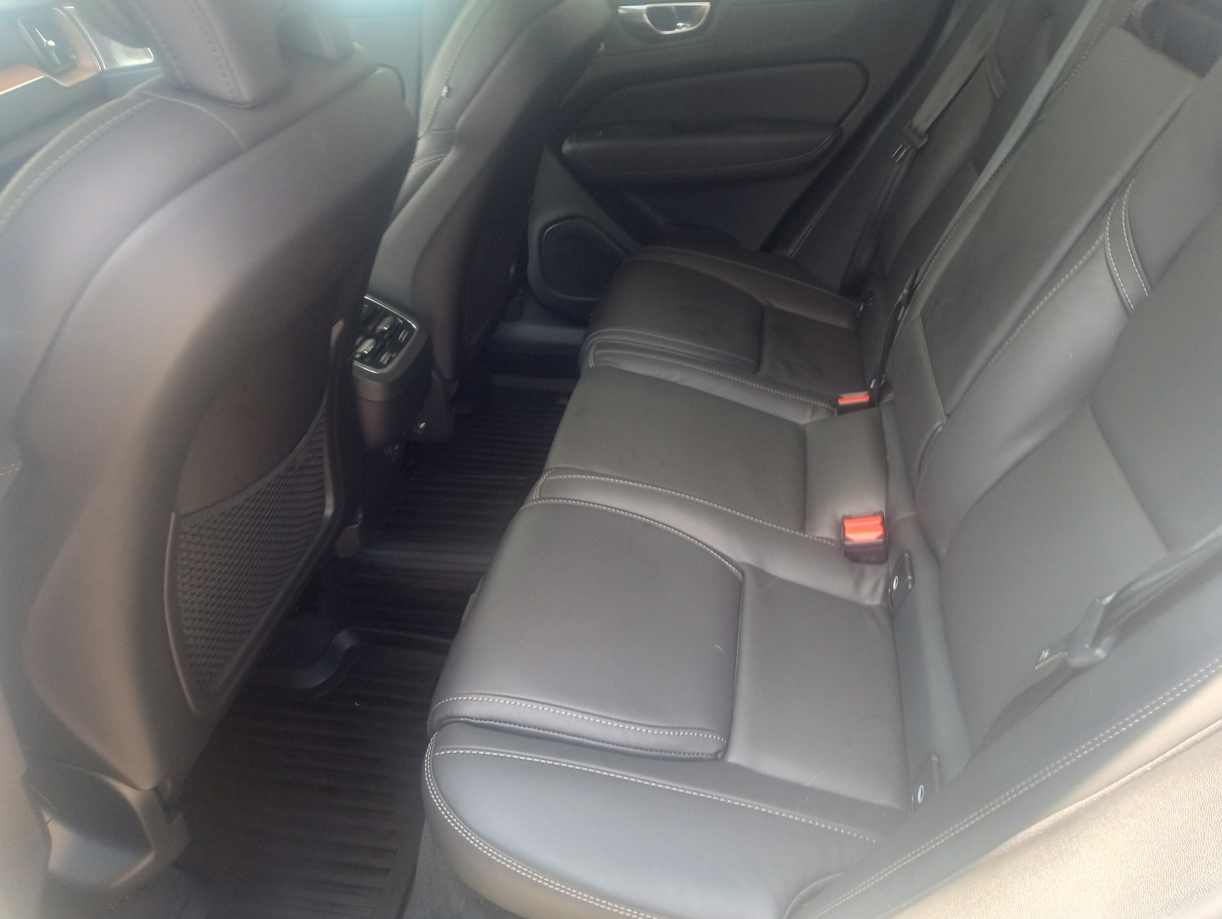 2023 Volvo XC60 B5 Ultimate photo 4