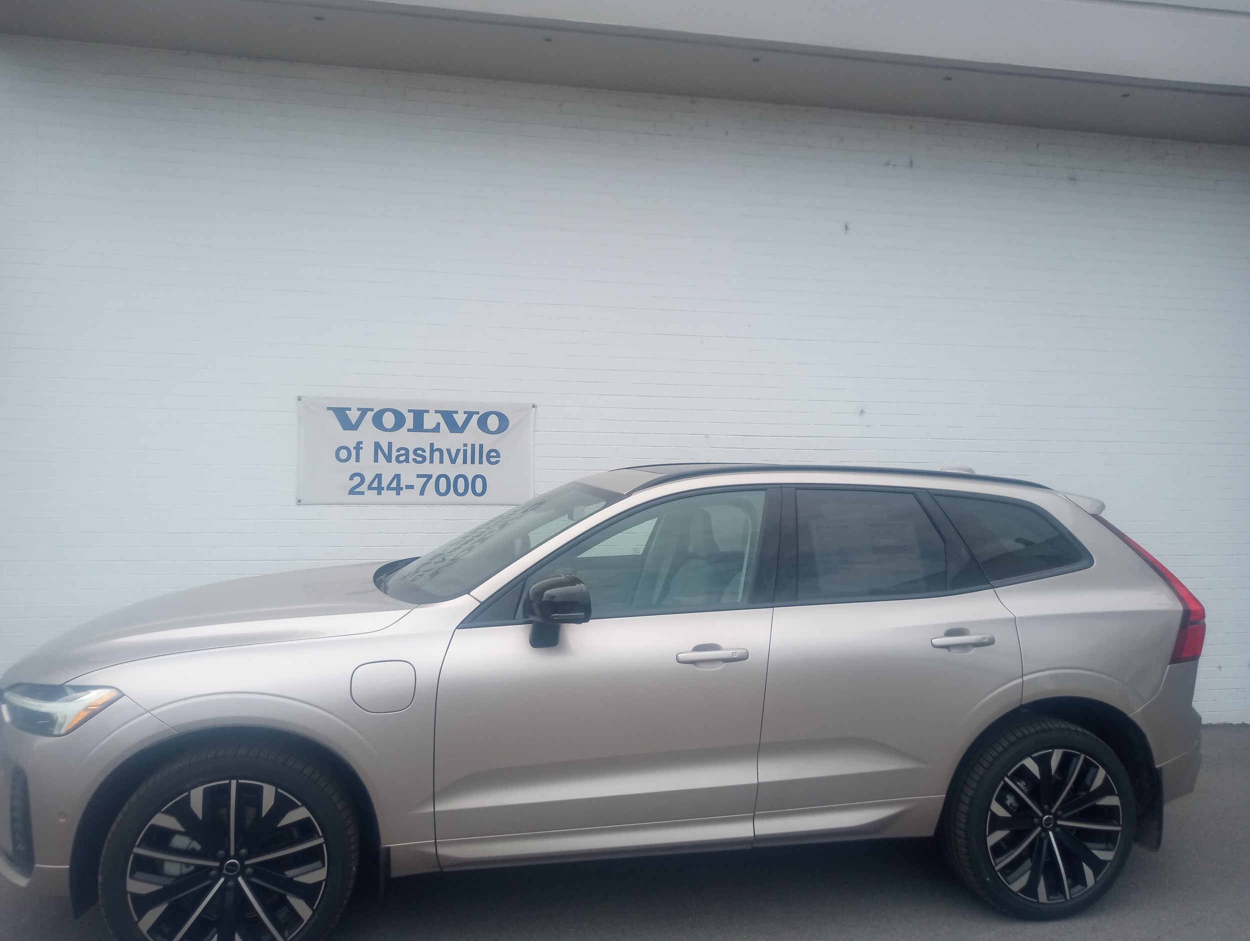2026 Volvo XC60 T8 Ultra Dark AWD's photo