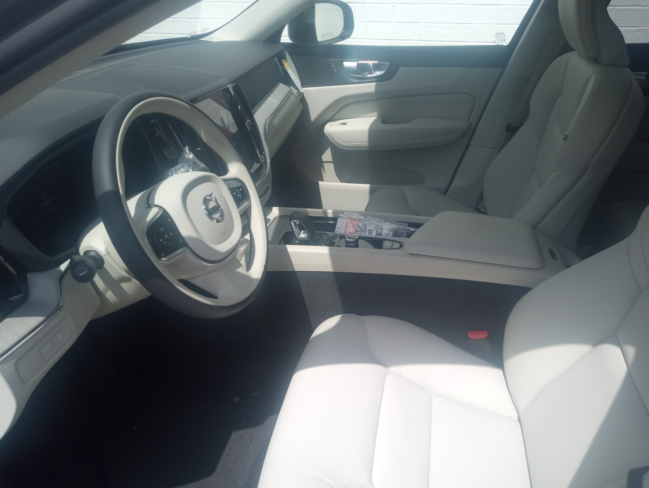 2025 Volvo XC60 Hybrid T8 Plus photo 3