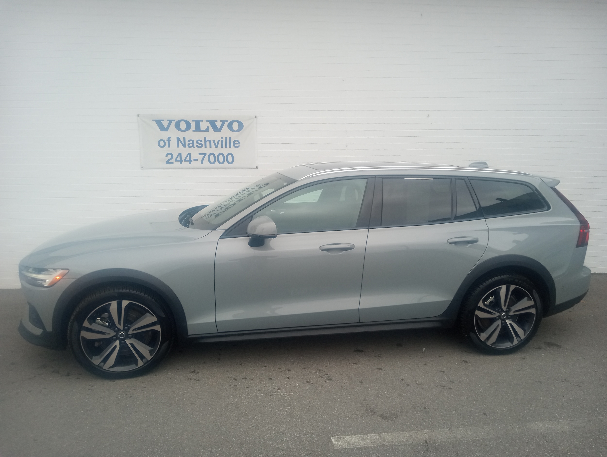 2025 Volvo V60 Cross Country Plus's photo