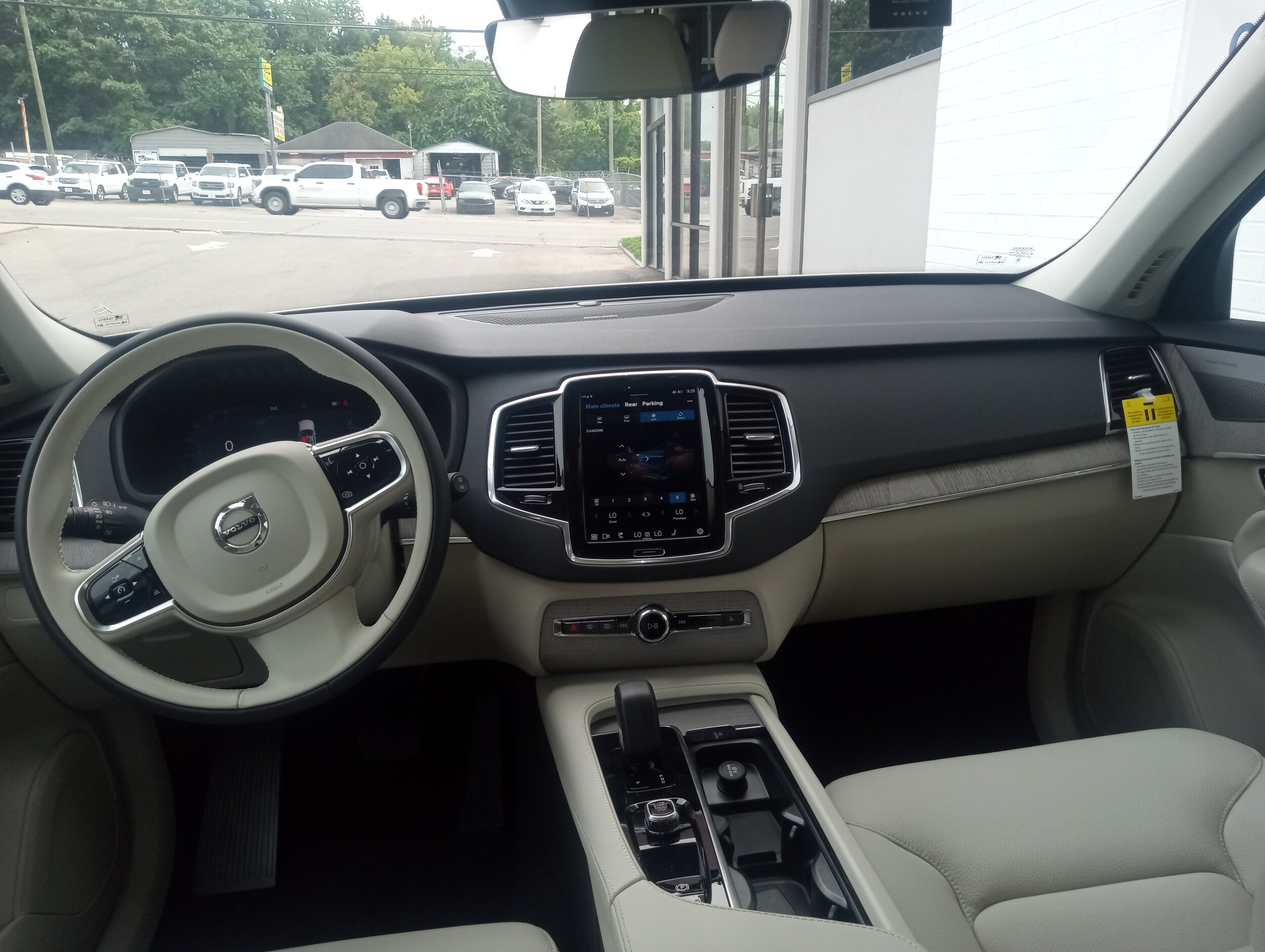 2025 Volvo XC90 T8 Plus photo 4