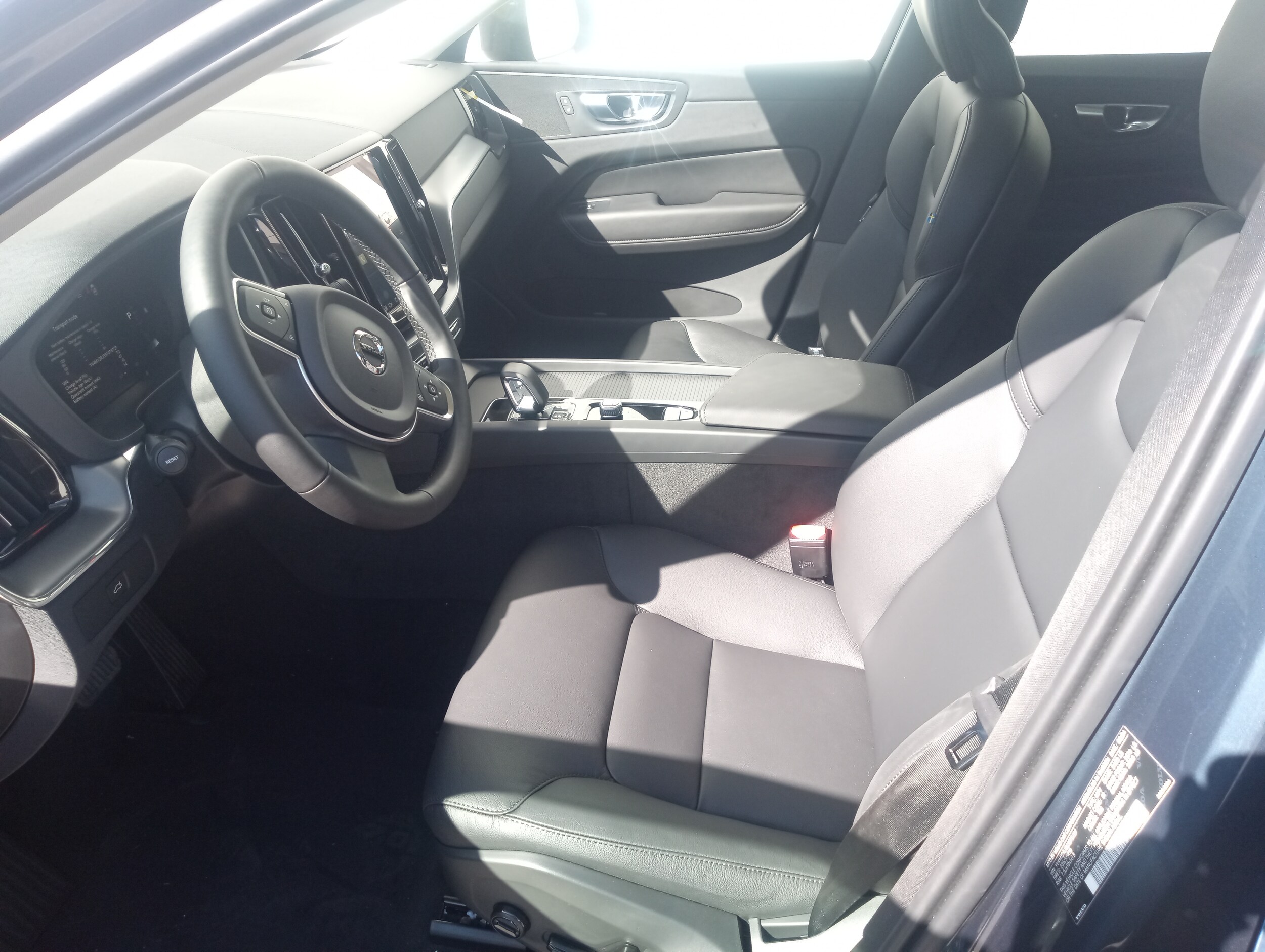 2025 Volvo XC60 B5 Core photo 3