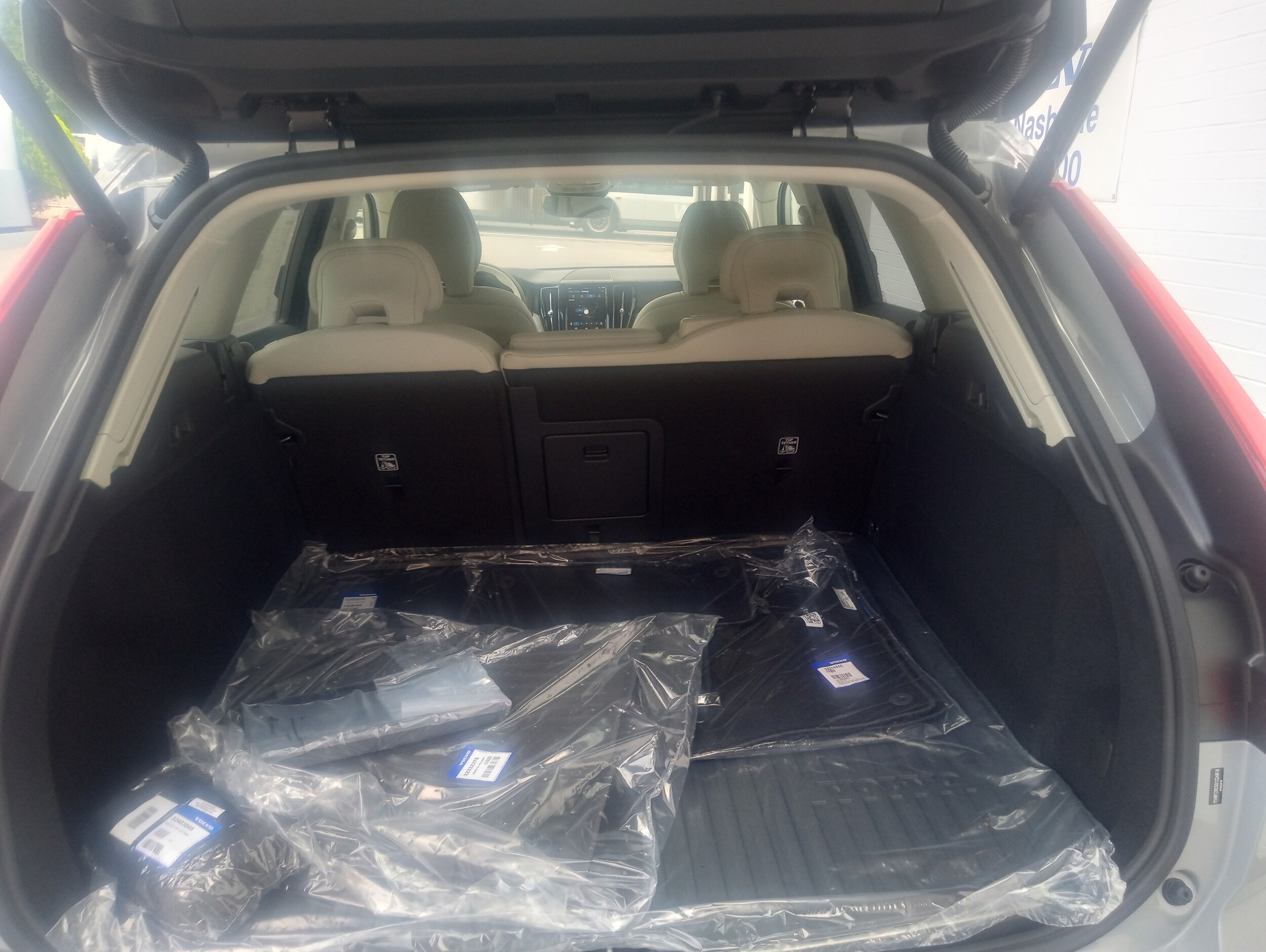 2025 Volvo XC60 B5 Plus photo 3