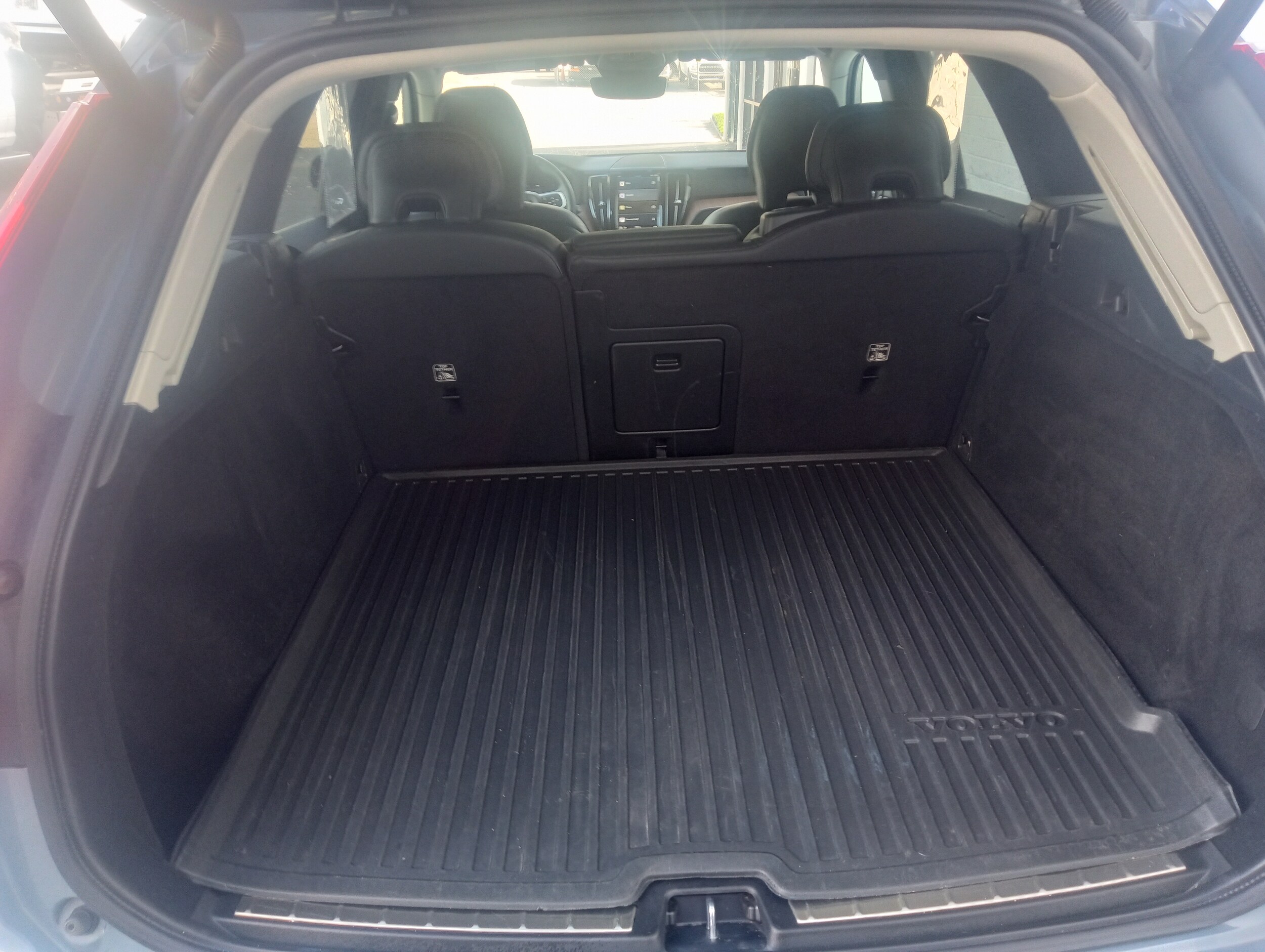 2022 Volvo XC60 B5 Momentum photo 3