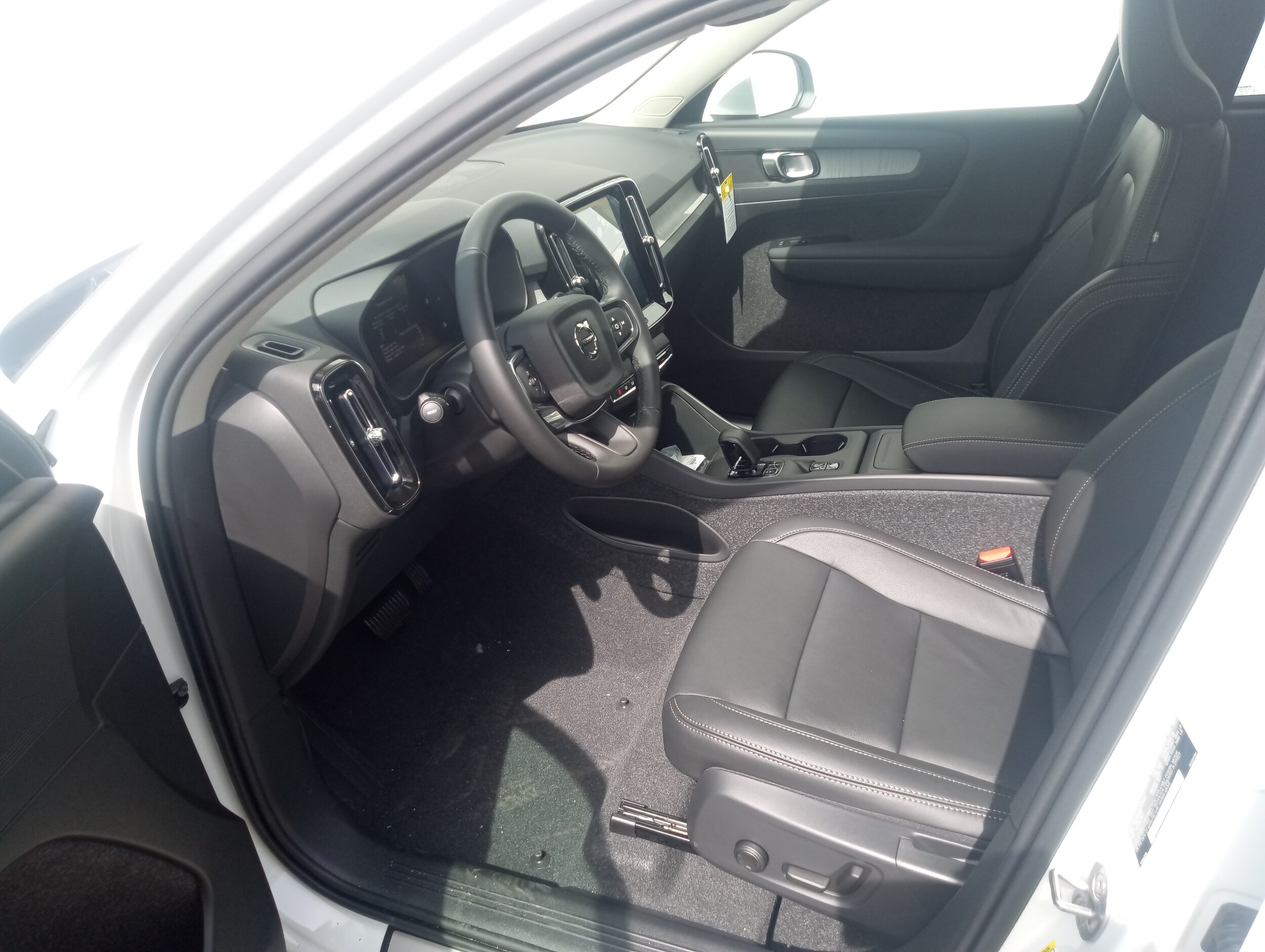 2025 Volvo XC40 Core photo 3