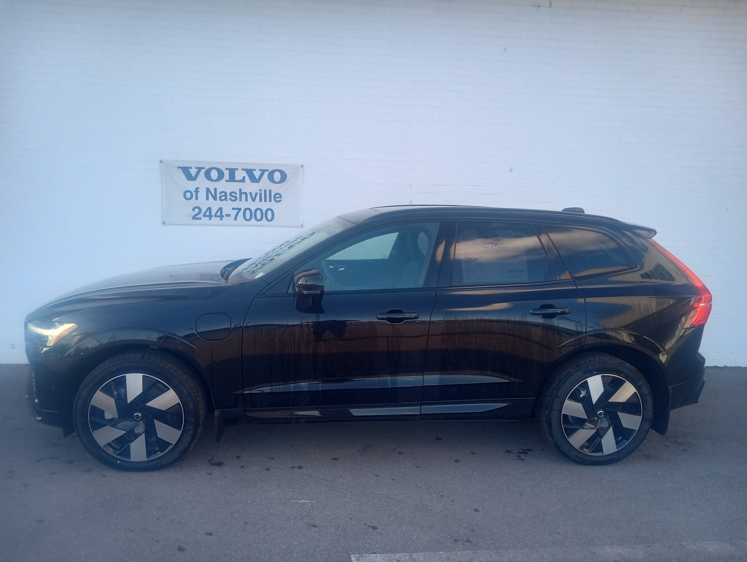 2025 Volvo XC60 Plus's photo