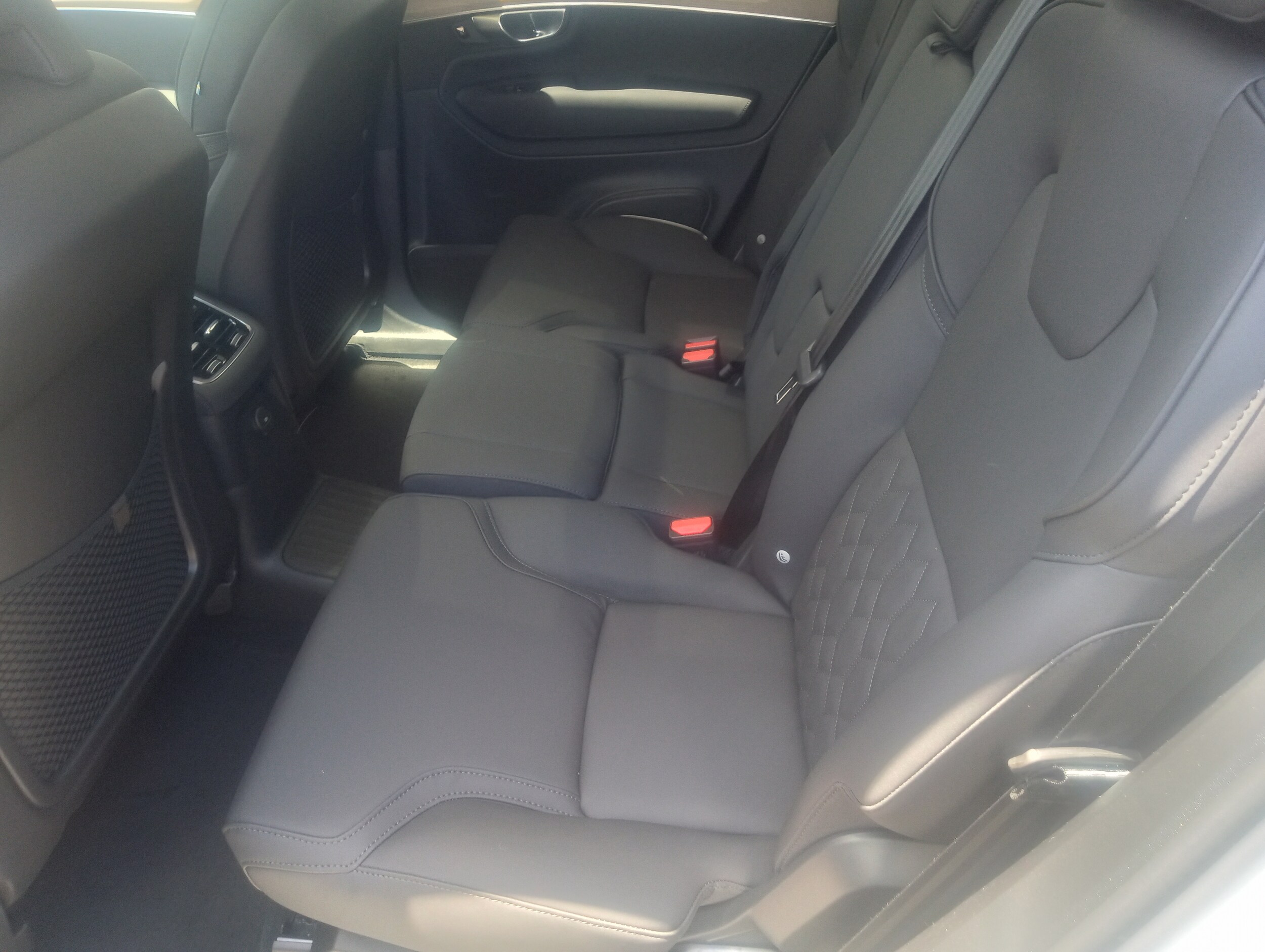 2025 Volvo XC90 T8 Plus photo 4