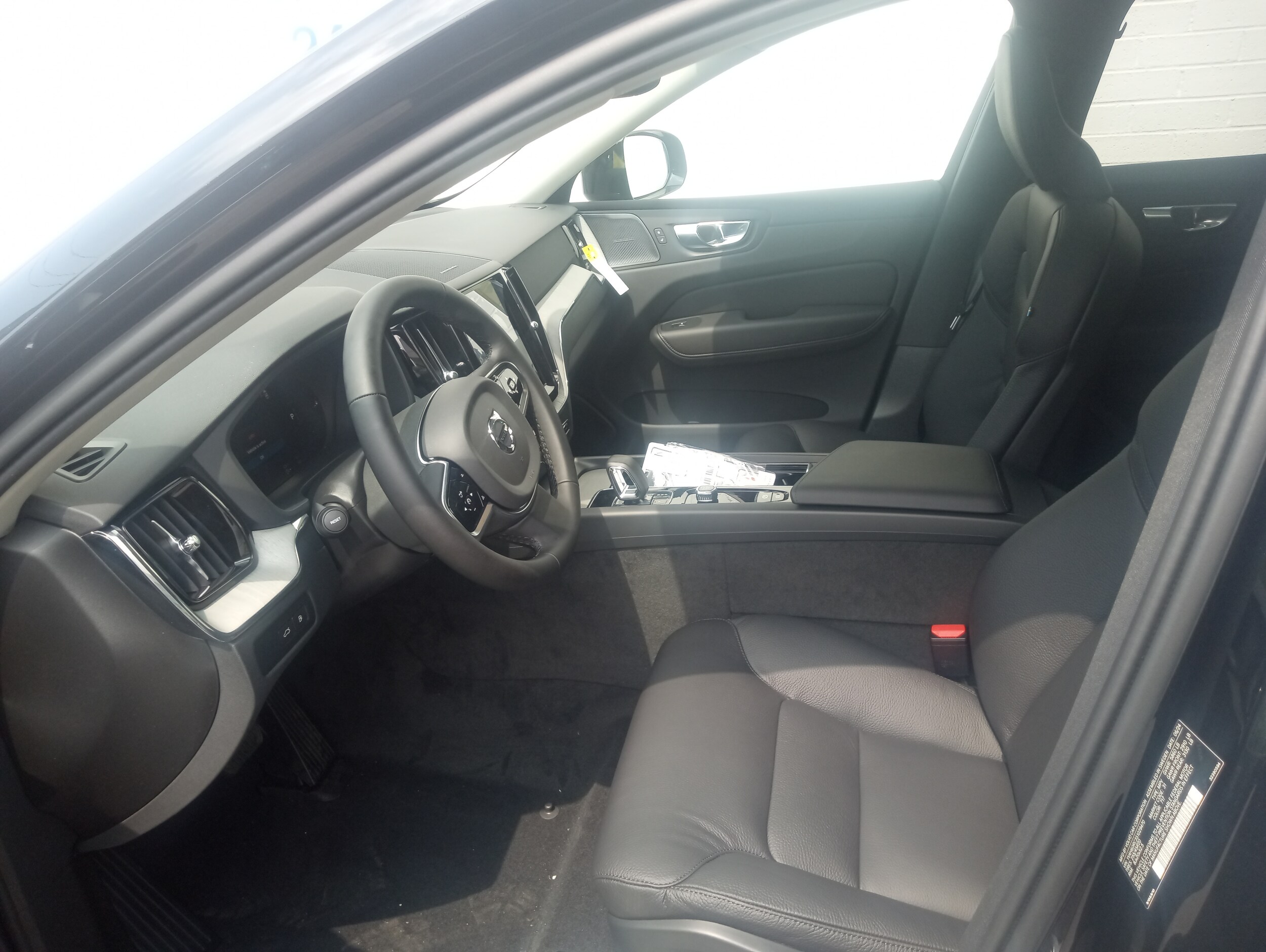 2025 Volvo XC60 Hybrid T8 Plus photo 3