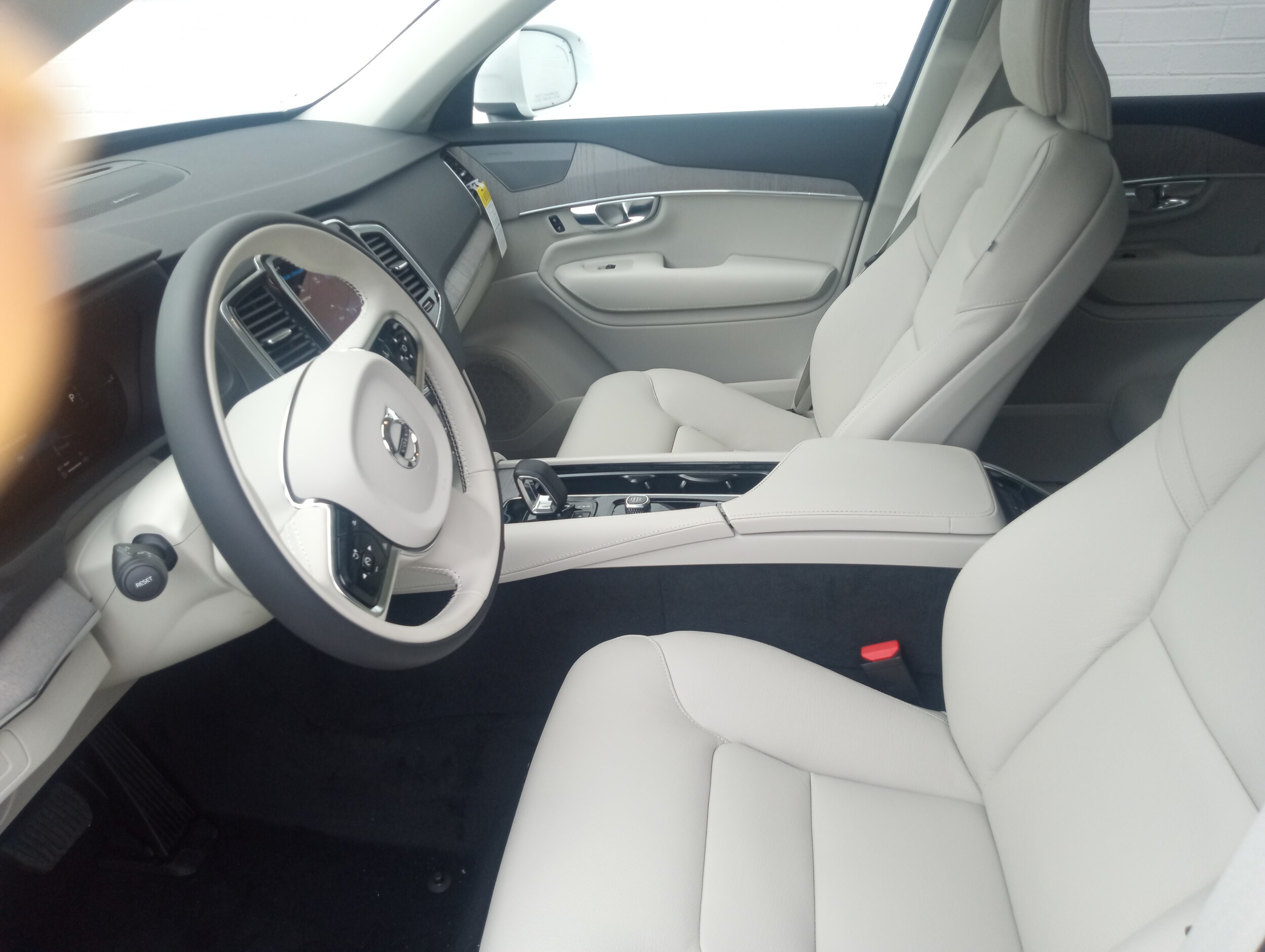 2025 Volvo XC90 T8 Plus photo 3