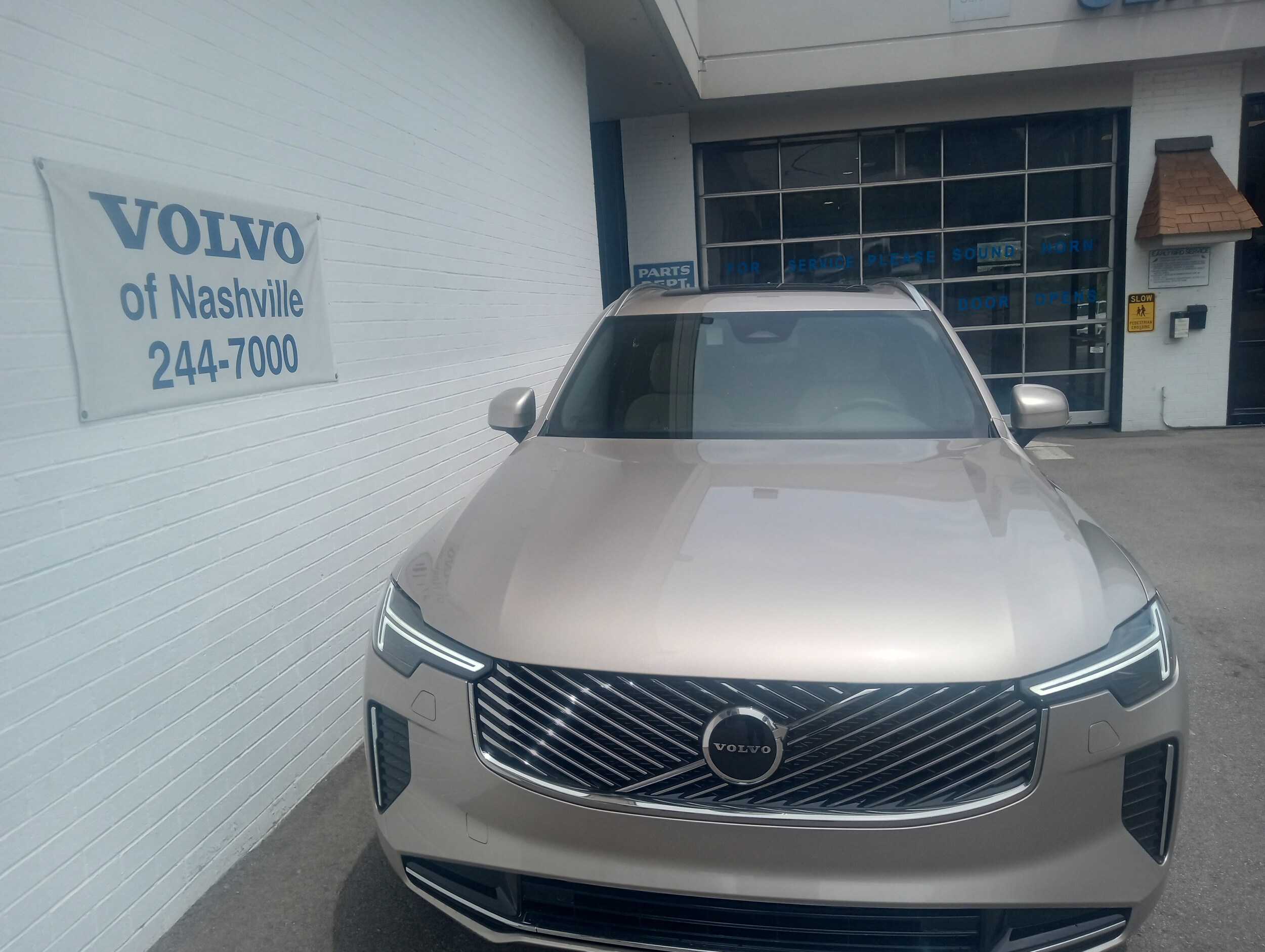 2025 Volvo XC90 Core photo 2