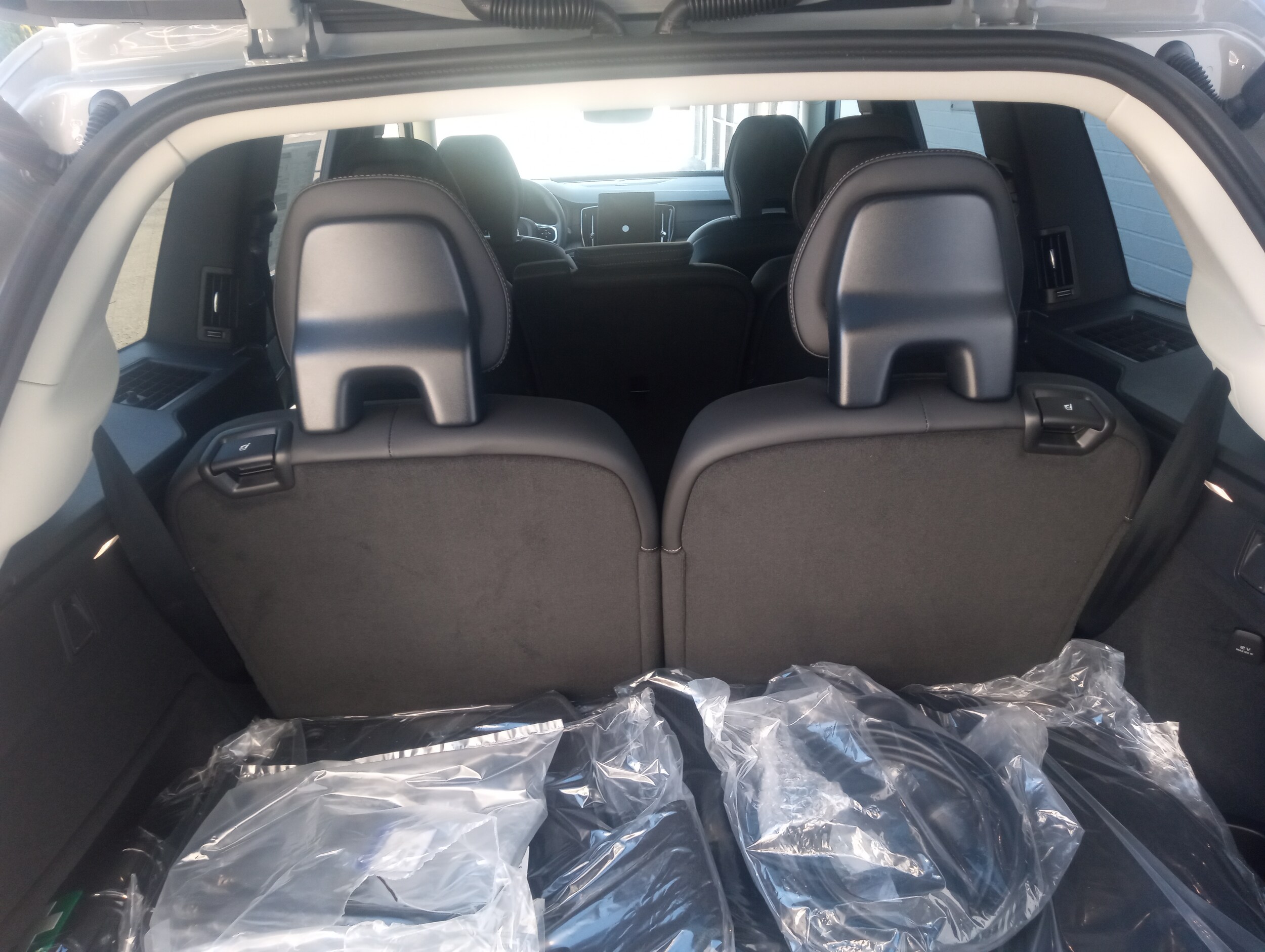 2025 Volvo XC90 T8 photo 3