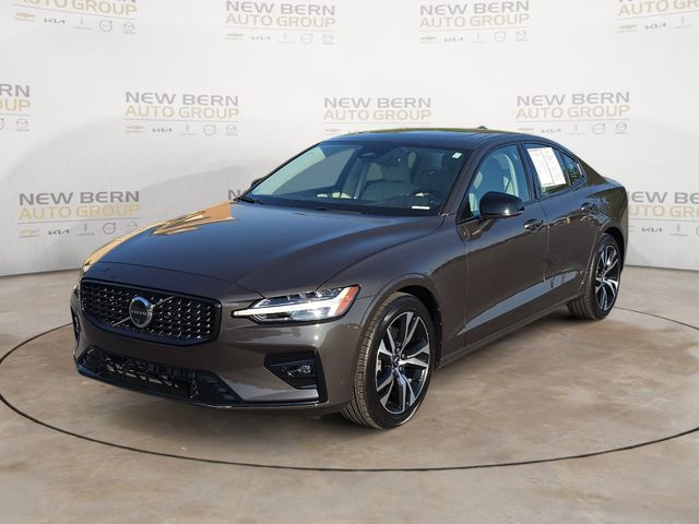 2025 Volvo S60 B5 Plus Dark's photo