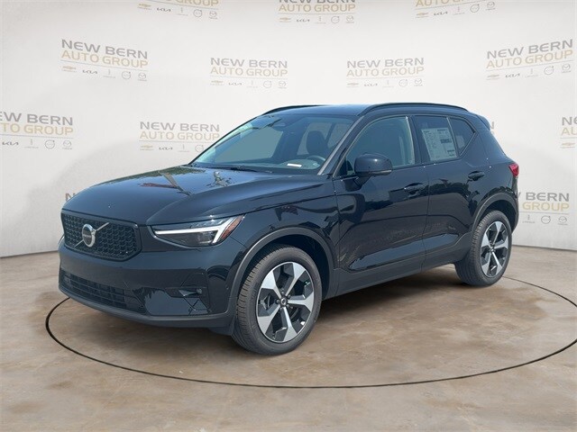 2025 Volvo XC40 B5 Plus Dark Theme SUV