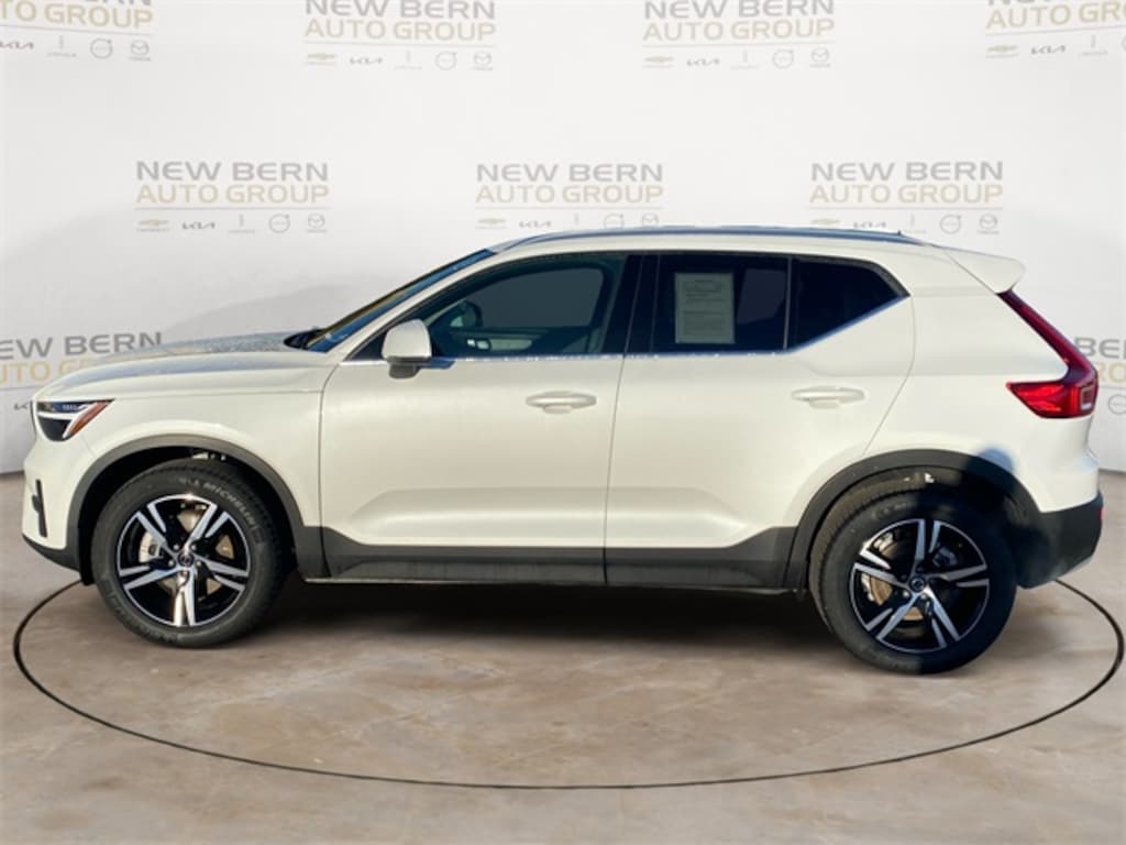 Certified 2025 Volvo XC40 B5 Core SUV
