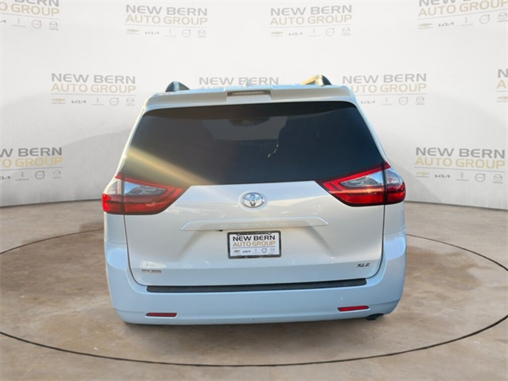 Used 2020 Toyota Sienna XLE Minivan/Van