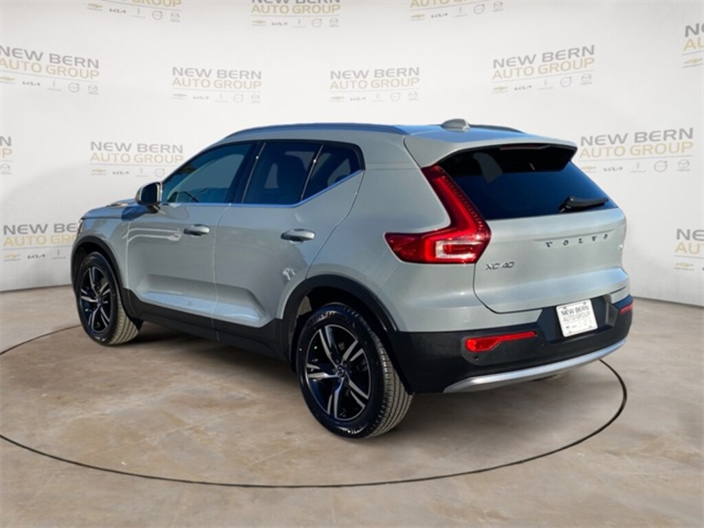 Used 2025 Volvo XC40 B5 Core SUV