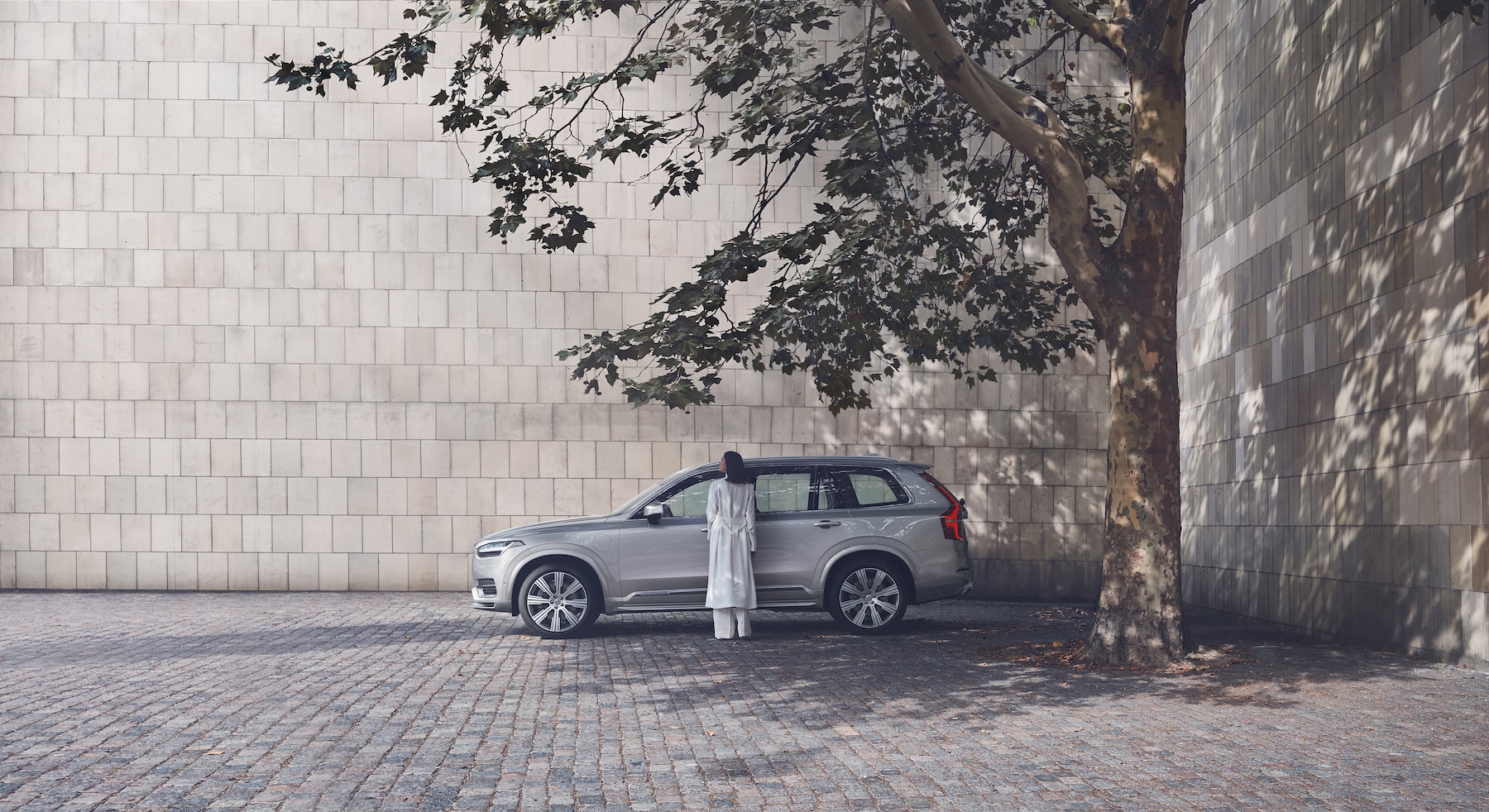 Comparison of the 2020 Volvo XC90 & the 2020 Audi Q7 at Volvo Cars New Bern of New Bern | 2020 XC90 parked under a tree