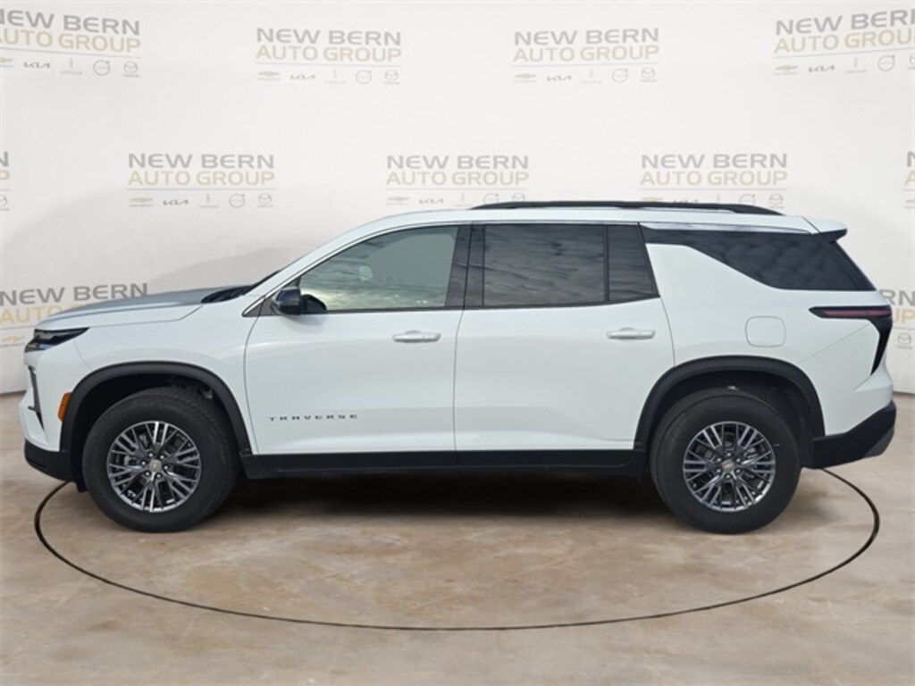 Used 2025 Chevrolet Traverse LT SUV