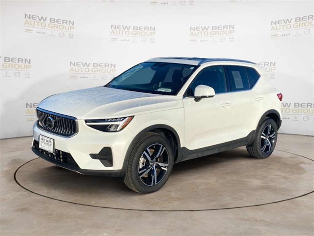 Certified 2025 Volvo XC40 B5 Core SUV