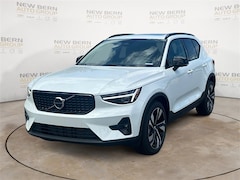 2025 Volvo XC40 B5 Plus Dark Theme SUV