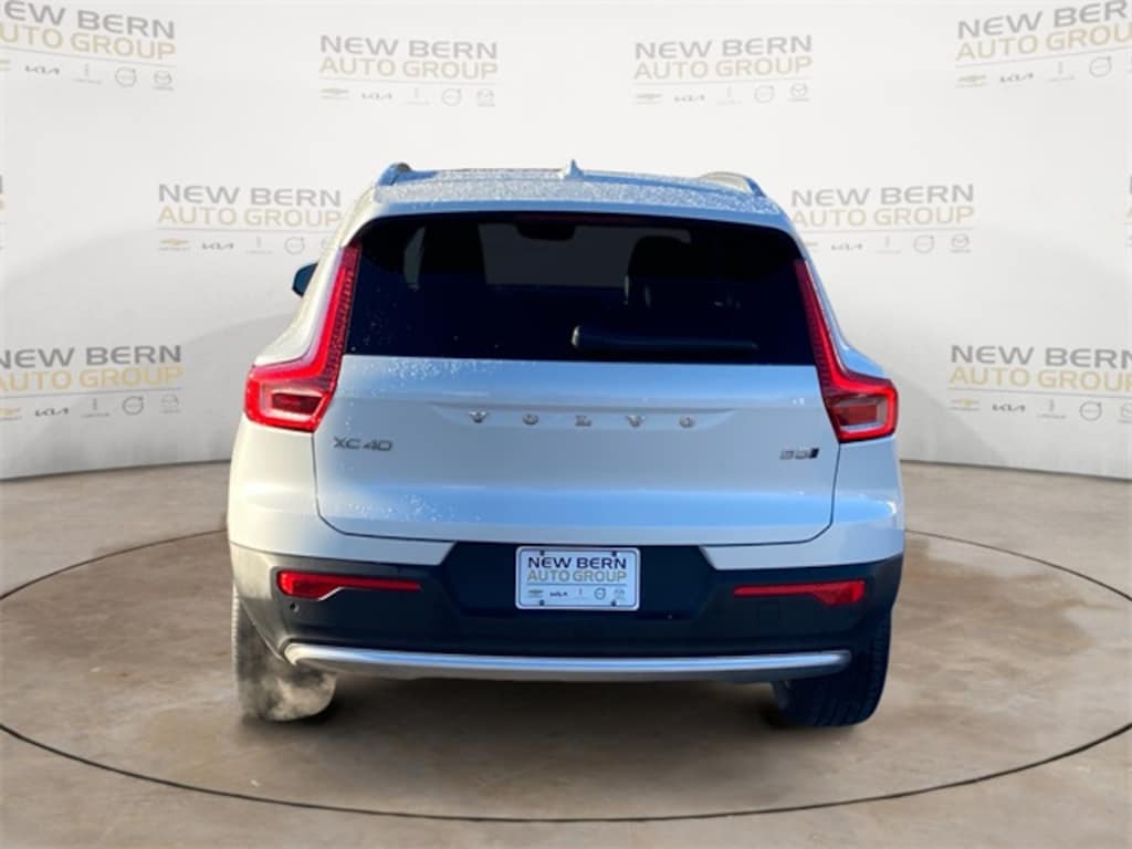 Certified 2025 Volvo XC40 B5 Core SUV