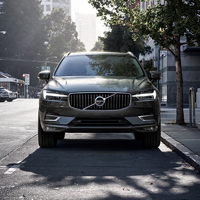Volvo Cars New Bern is a Volvo Dealership in New Bern near Jacksonville NC | Grey Volvo MY20 XC60 parked on city street