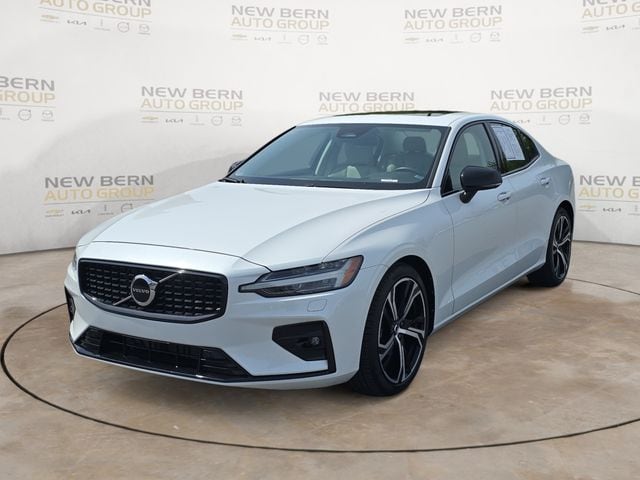 2024 Volvo S60 B5 Core Dark Theme's photo