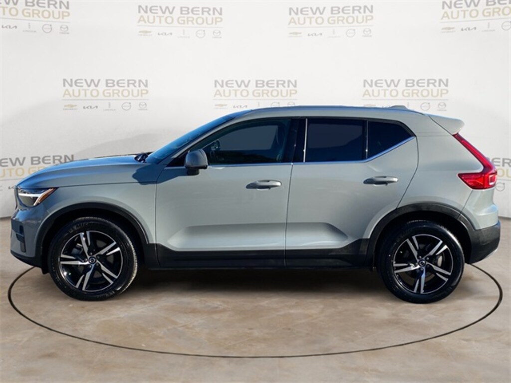 Used 2025 Volvo XC40 B5 Core SUV