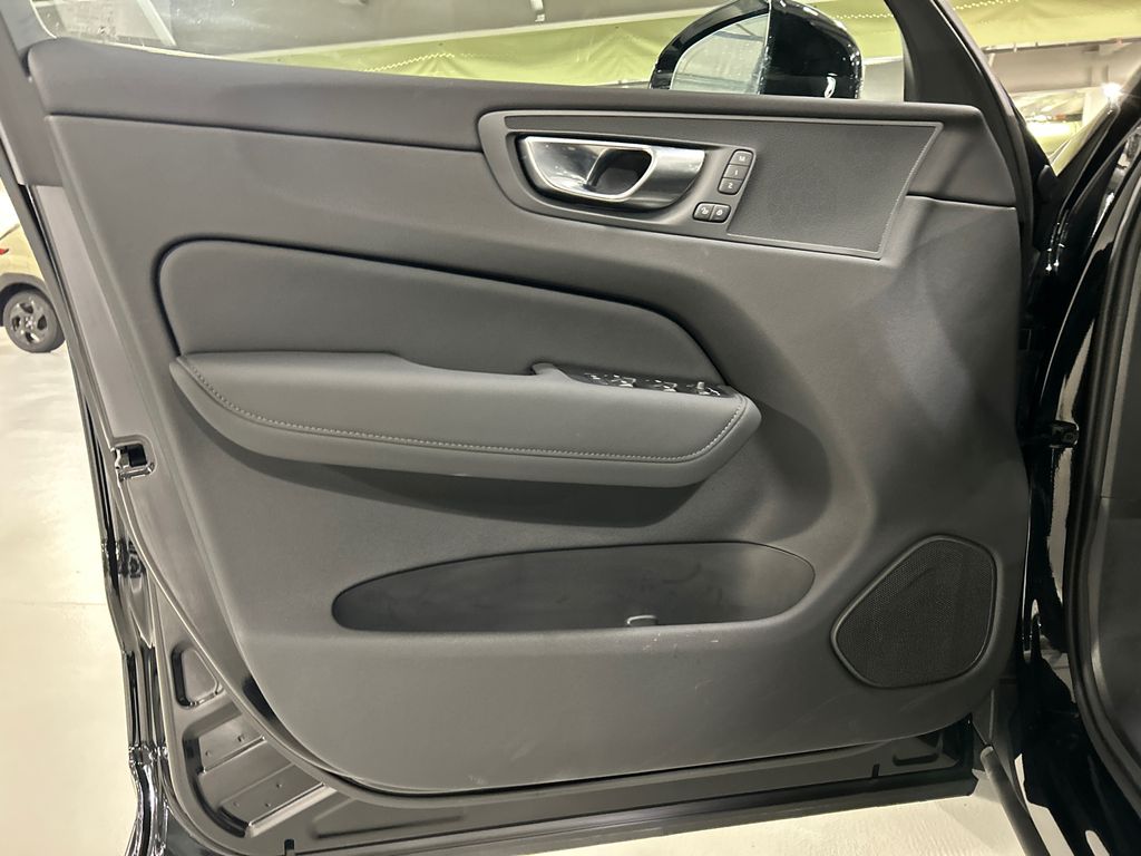 2026 Volvo XC60 Plus - Photo 9