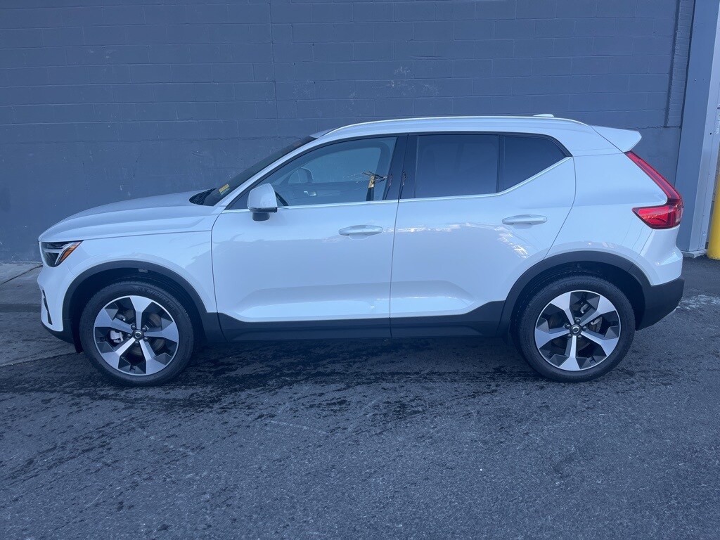 2025 Volvo XC40 Core photo 3