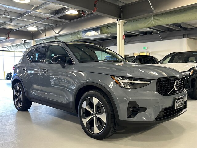 2023 Volvo XC40 B5 AWD Plus Dark SUV