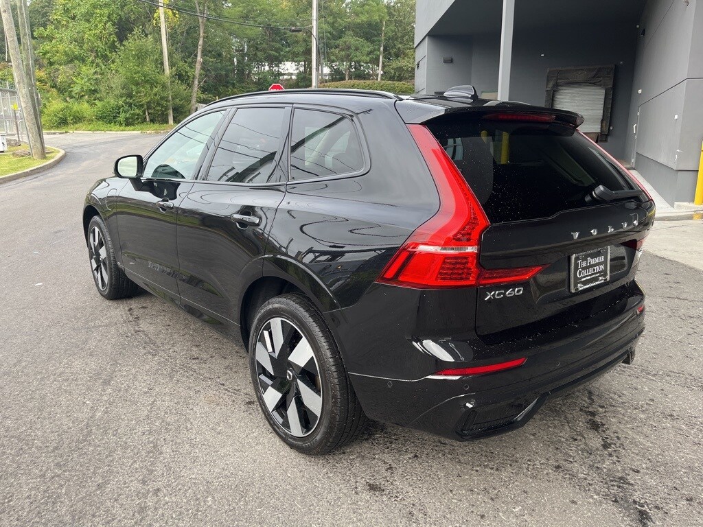 2025 Volvo XC60 Hybrid T8 Plus photo 2