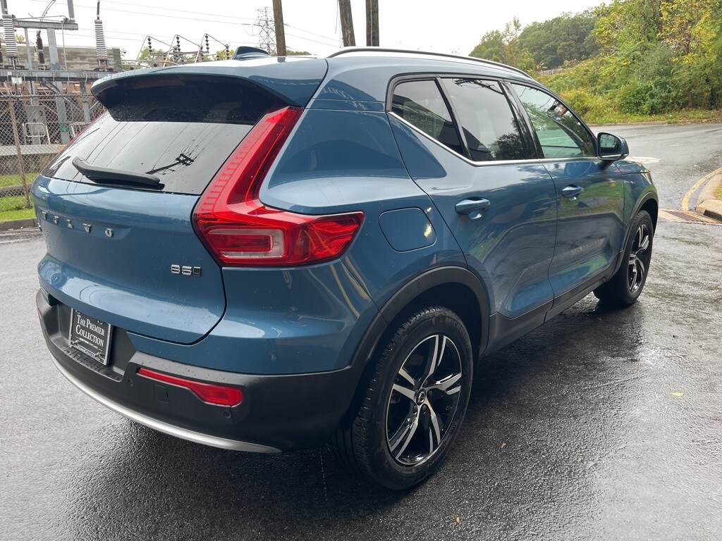 2025 Volvo XC40 Core photo 2