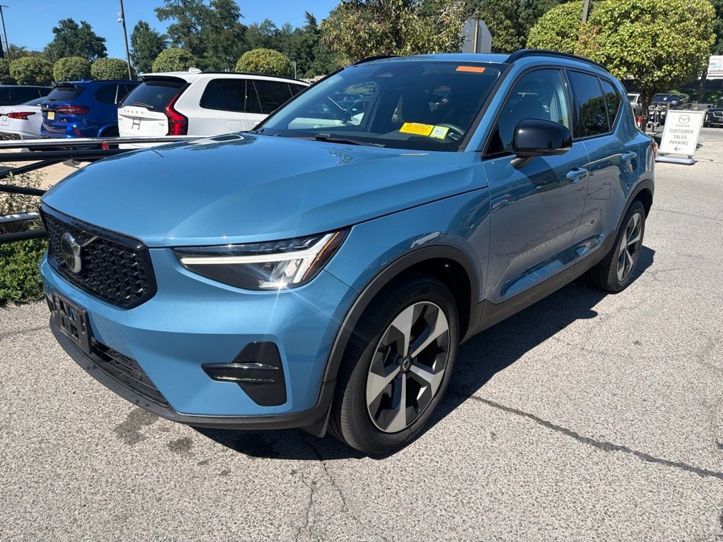 Used 2024 Volvo XC40 B5 Core SUV