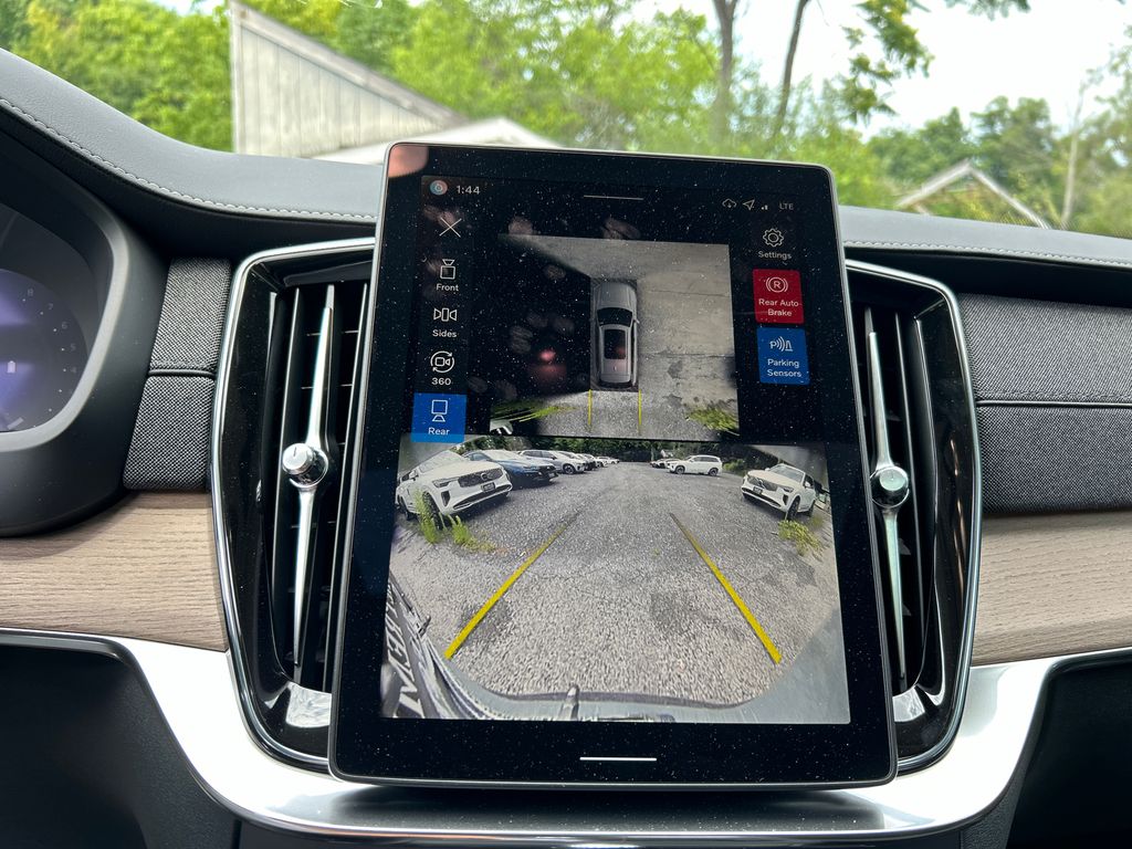 2026 Volvo XC90 Plus - Photo 17