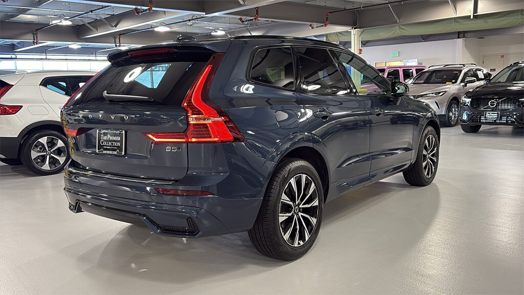 2025 Volvo XC60 B5 Core photo 2