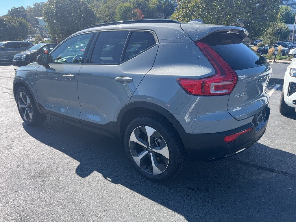 2025 Volvo XC40 Plus photo 2