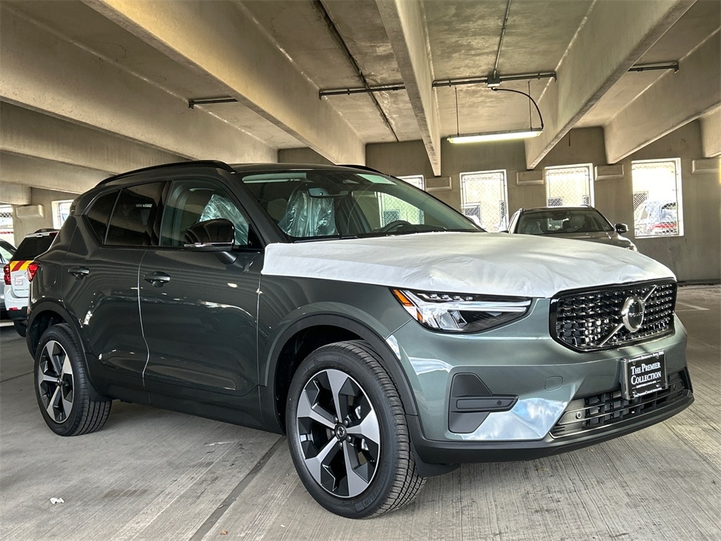 New 2026 Volvo XC40 B5 Core SUV