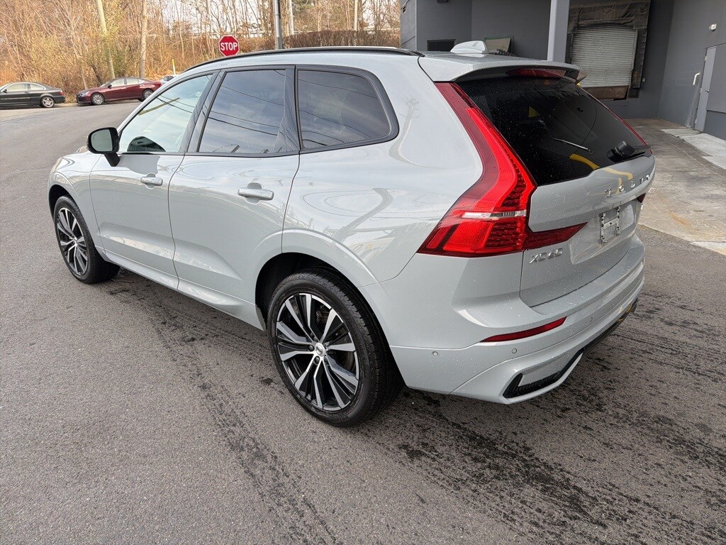 2025 Volvo XC60 B5 Plus photo 2