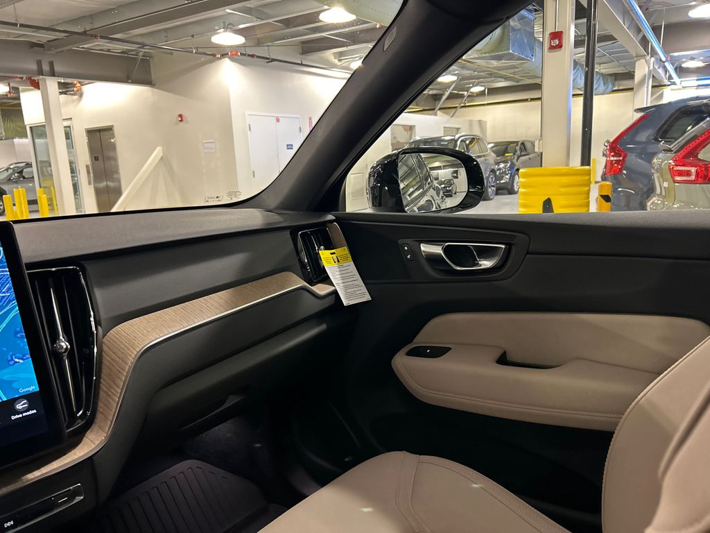 2026 Volvo XC60 Plus - Photo 23