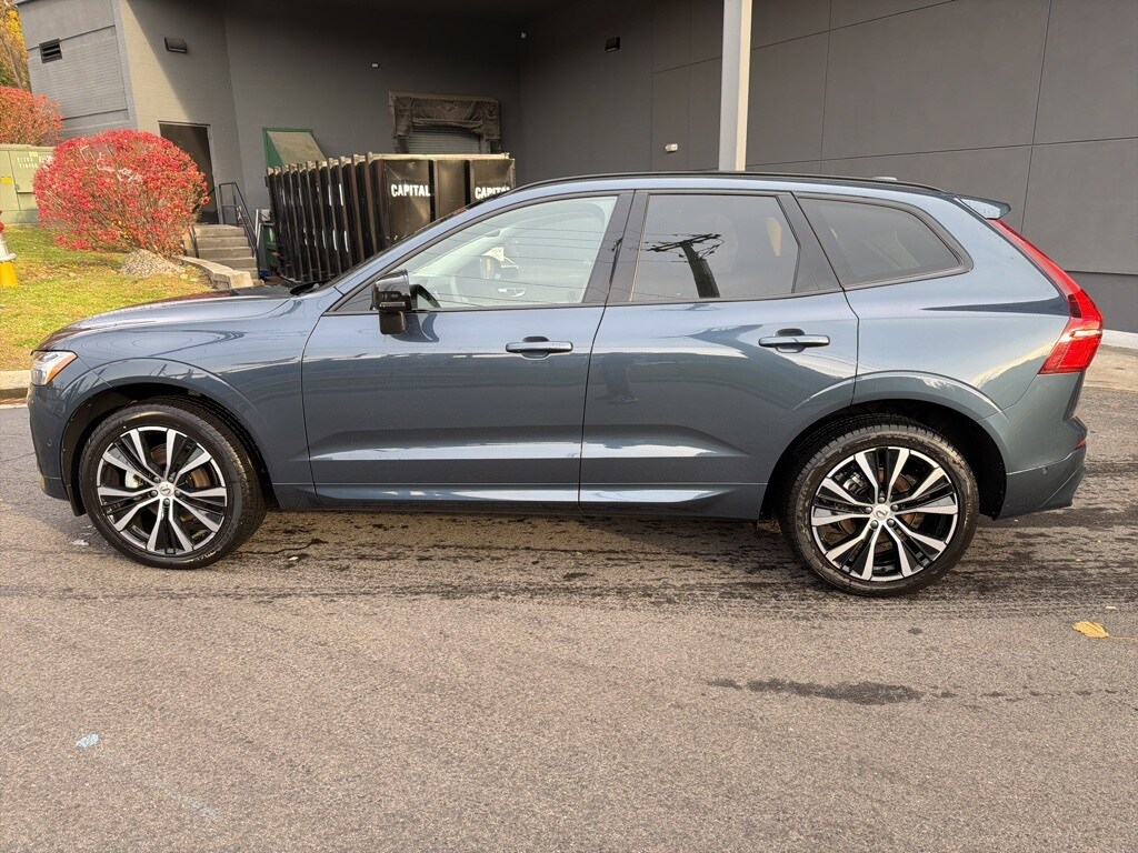 2025 Volvo XC60 B5 Plus photo 3