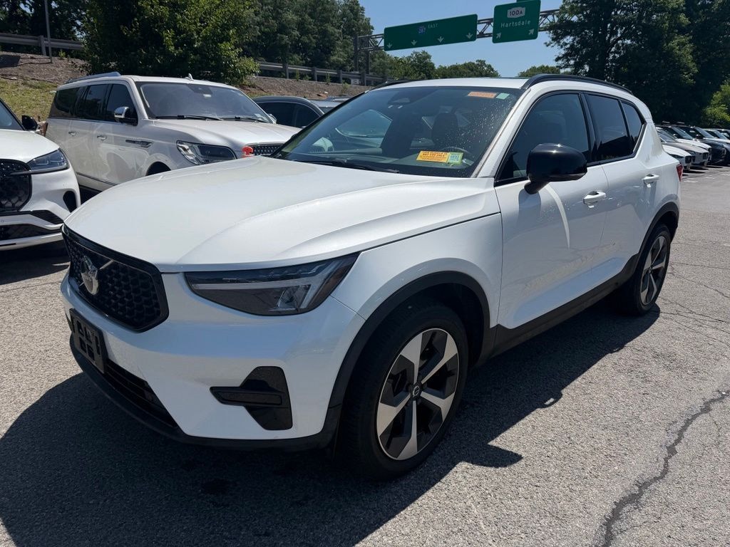 Used 2024 Volvo XC40 B5 Core SUV