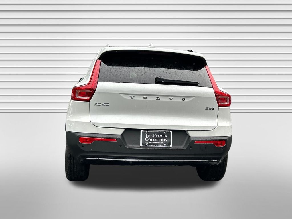 New 2026 Volvo XC40 B5 Core SUV