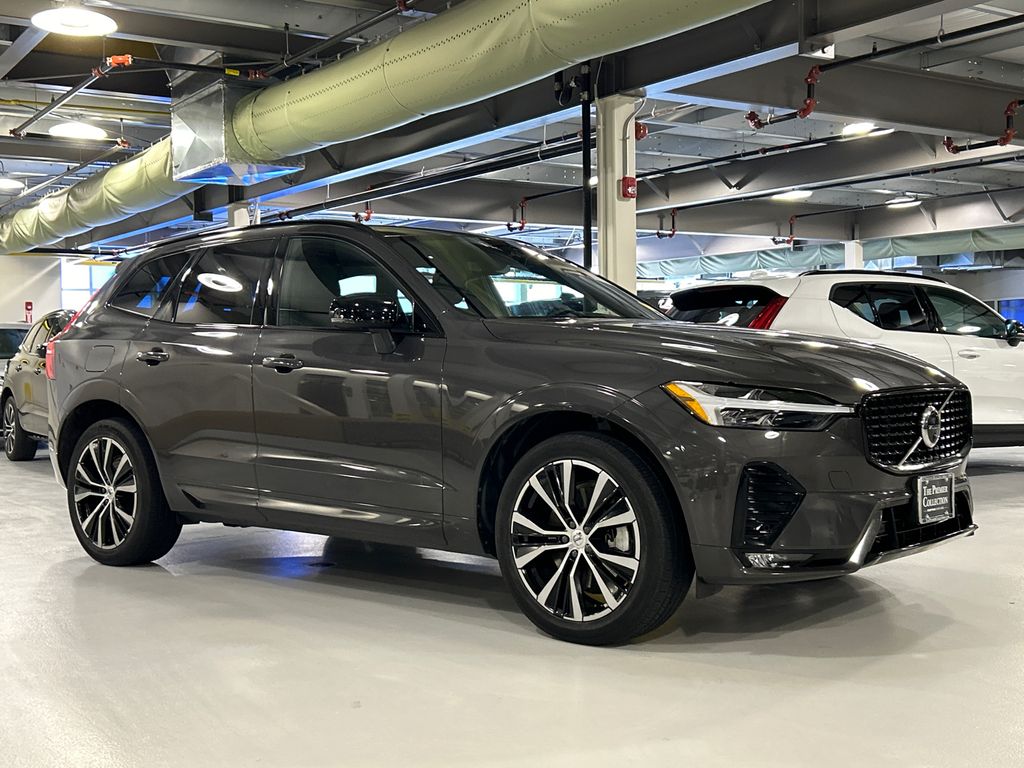 2023 Volvo XC60 B6 Ultimate Dark Theme AWD's photo