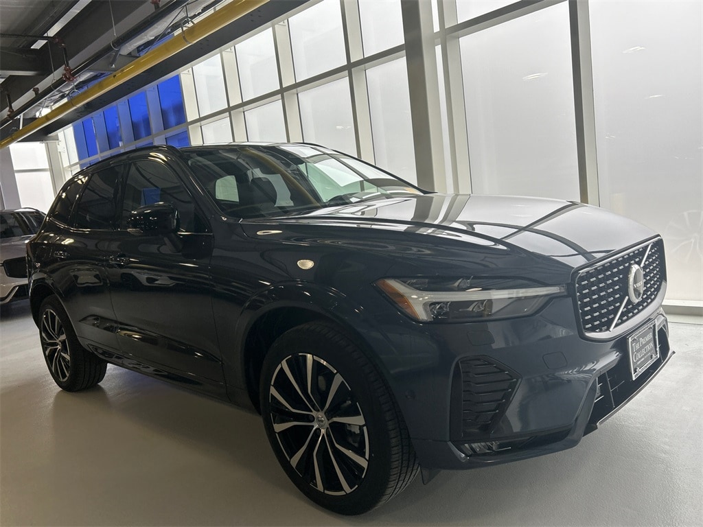 2025 Volvo XC60 Plus's photo