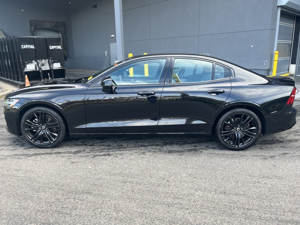 2024 Volvo S60 B5 Plus Black Edition photo 3