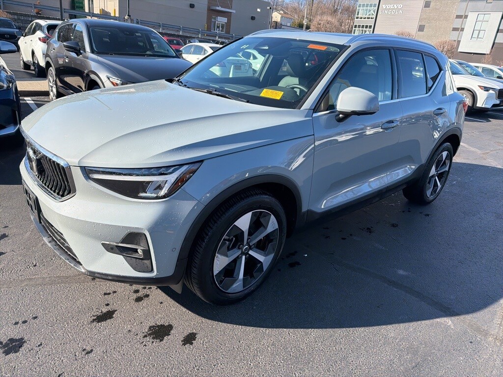 2025 Volvo XC40 Plus's photo