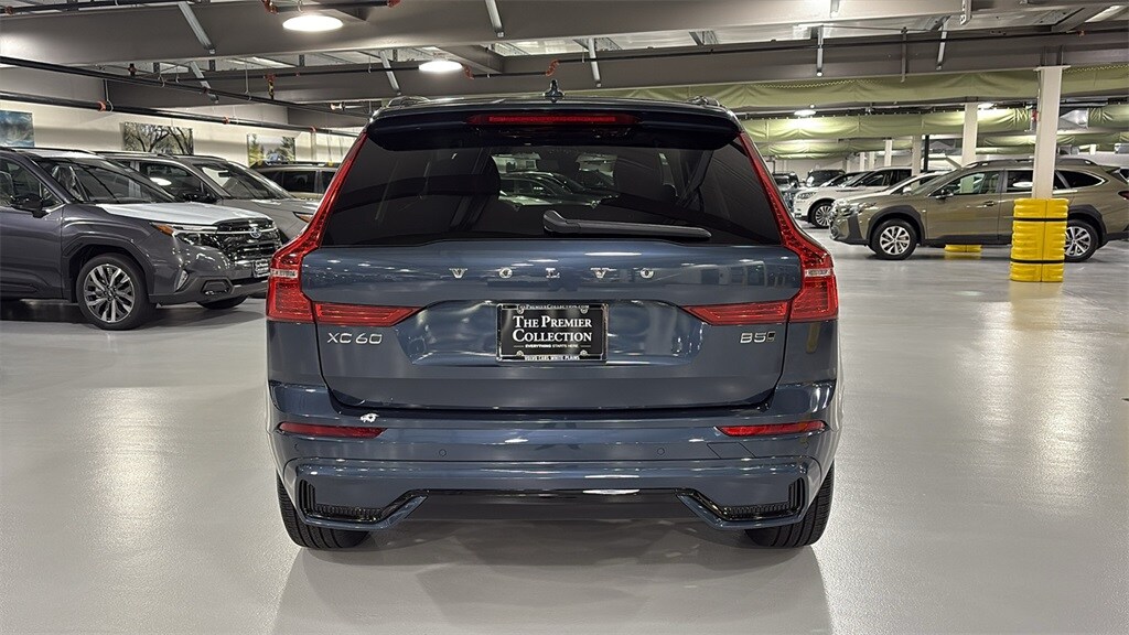 2025 Volvo XC60 B5 Core photo 2
