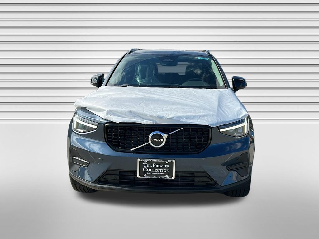 New 2026 Volvo XC40 B5 Core SUV