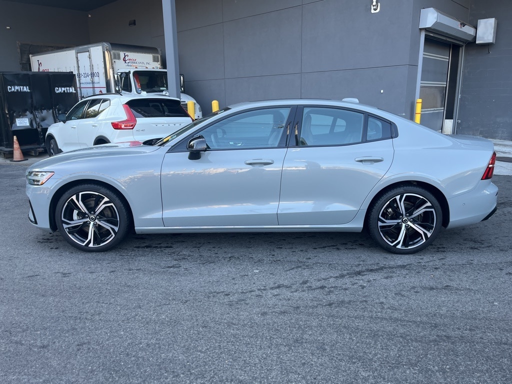 2024 Volvo S60 B5 Ultimate photo 3